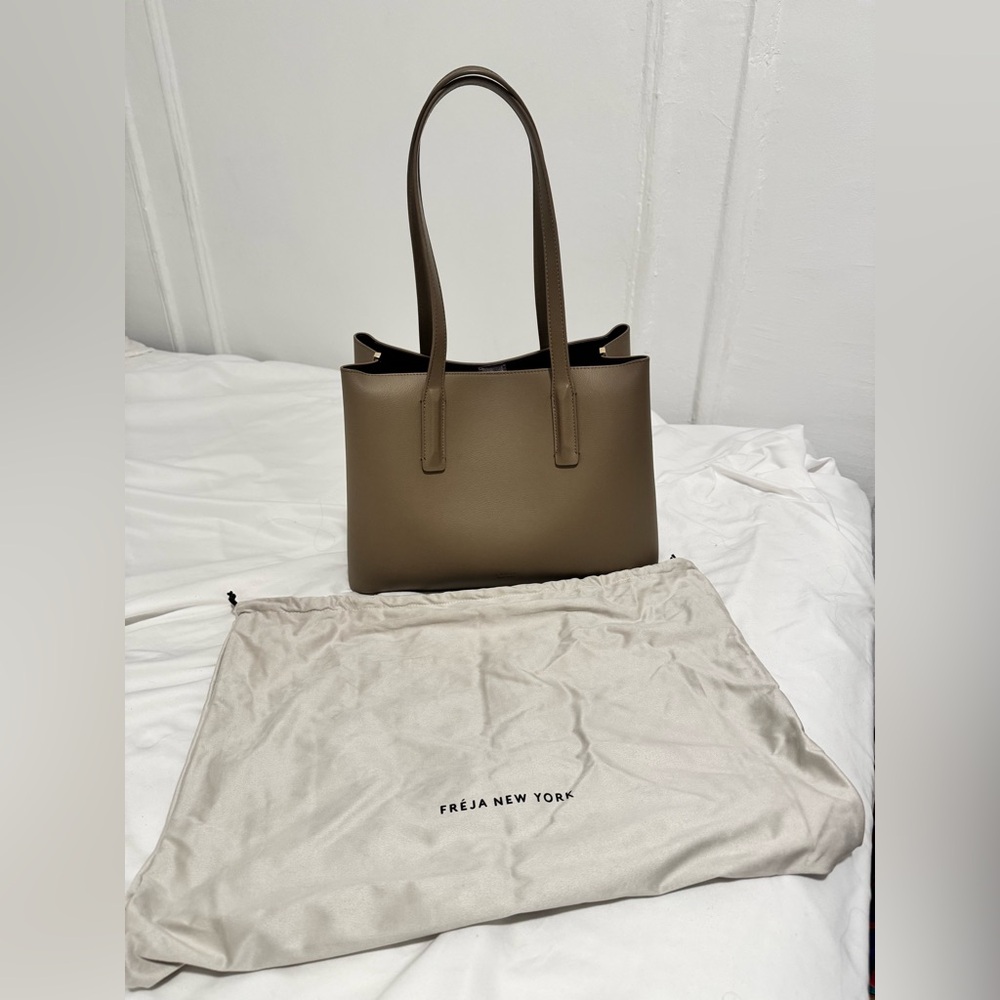 Freja Linnea Tote in Taupe